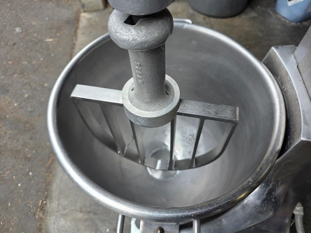 Blakeslee F-30DT 30 Quart Mixer Floor Model w/ Stainless steel Bowl +Flat Beater