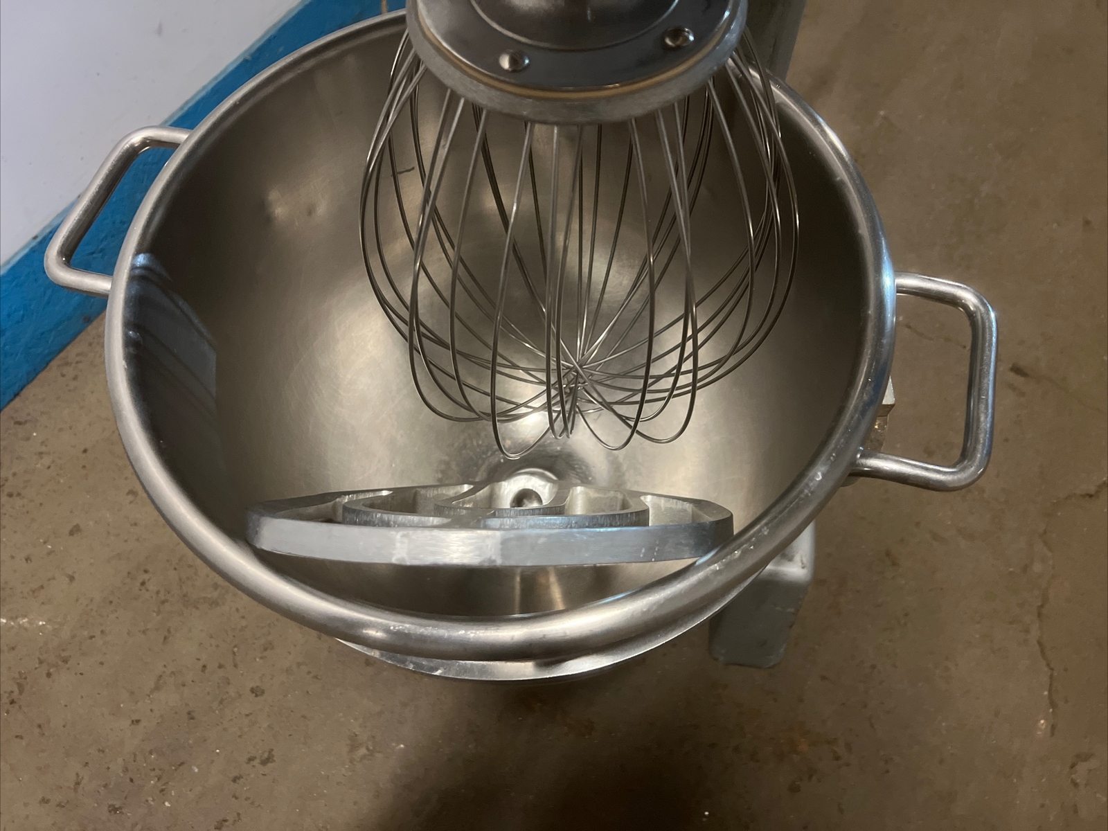 Hobart D330- 30-quart Mixer w/ Bowl Whisk, 2 Hooks & Paddle – 208v 3 Phase-Used