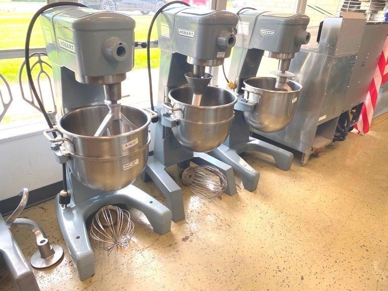 Mixers/ 30 Qt Hobart D-300 T /Planetary Mixer Floor Model /208-220V-3F-2.A
