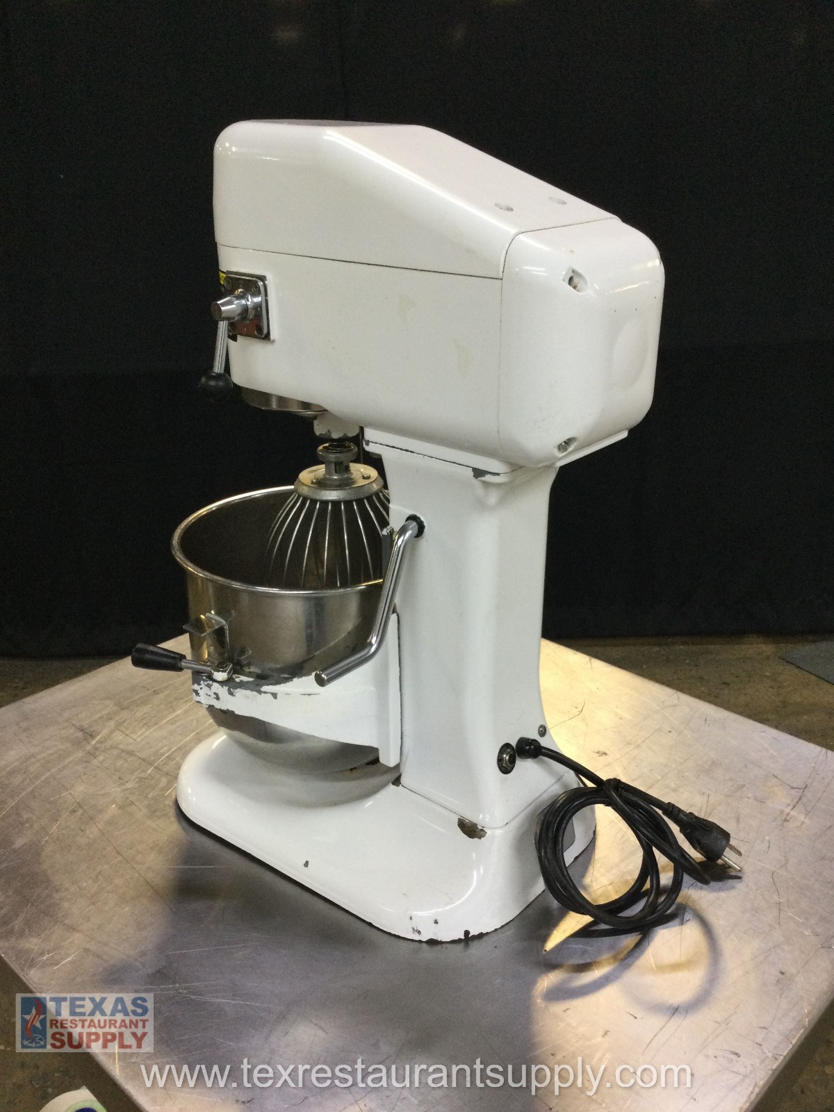 Globe SP8, 8 Qt Countertop Mixer With Bowl 3 Attachment