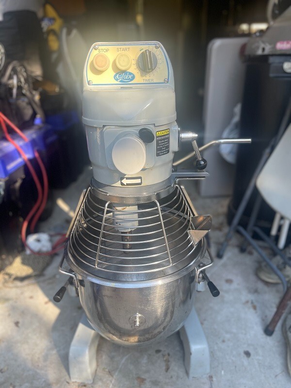 Globe SP20 Mixer w/ 20 quart bowl and 1 Attachment, 110 V – Serial No. 7221940