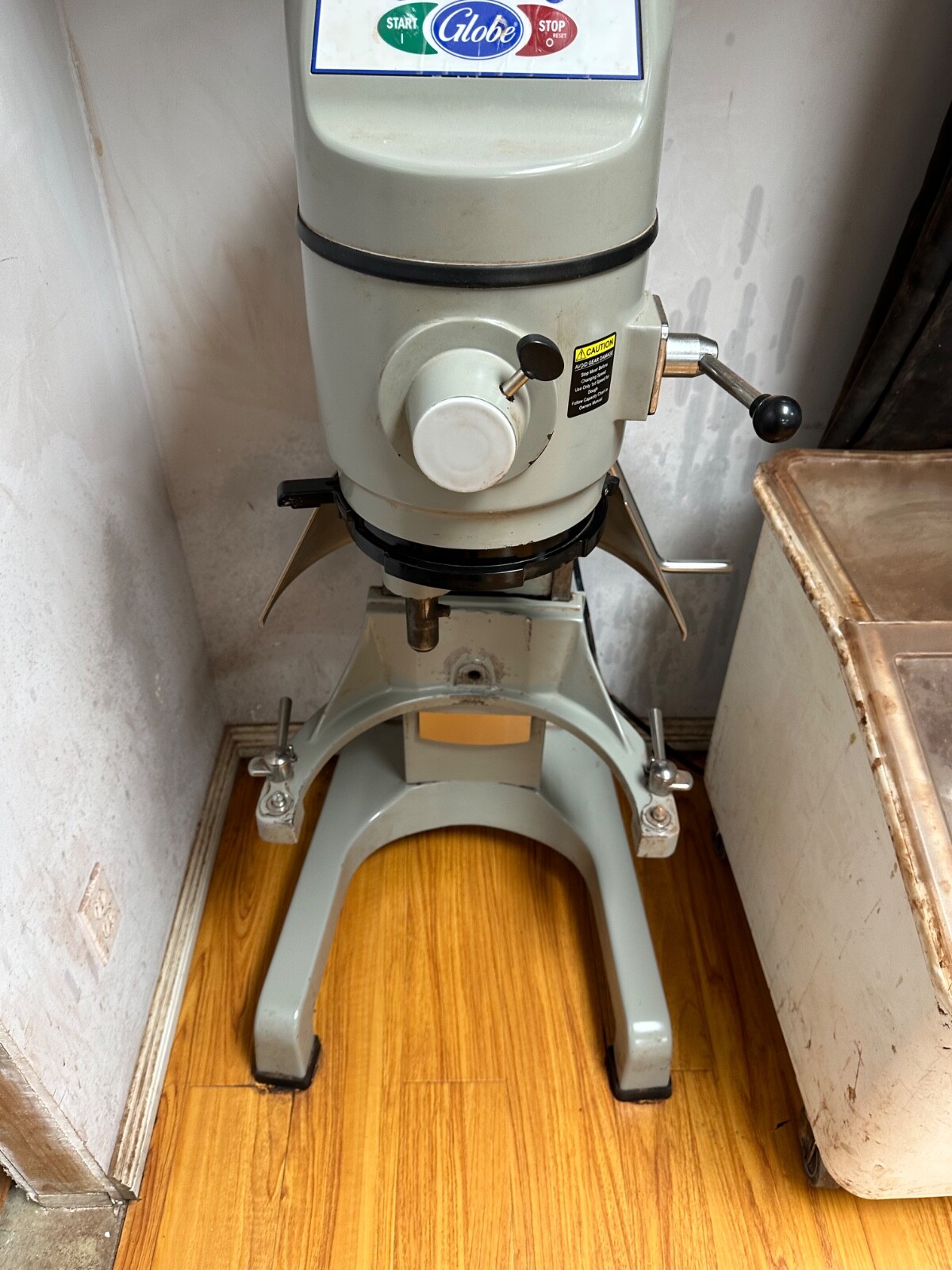 Globe SP30 Mixer Planetary Gear Driven 30 Quart, 115V, 1Ph