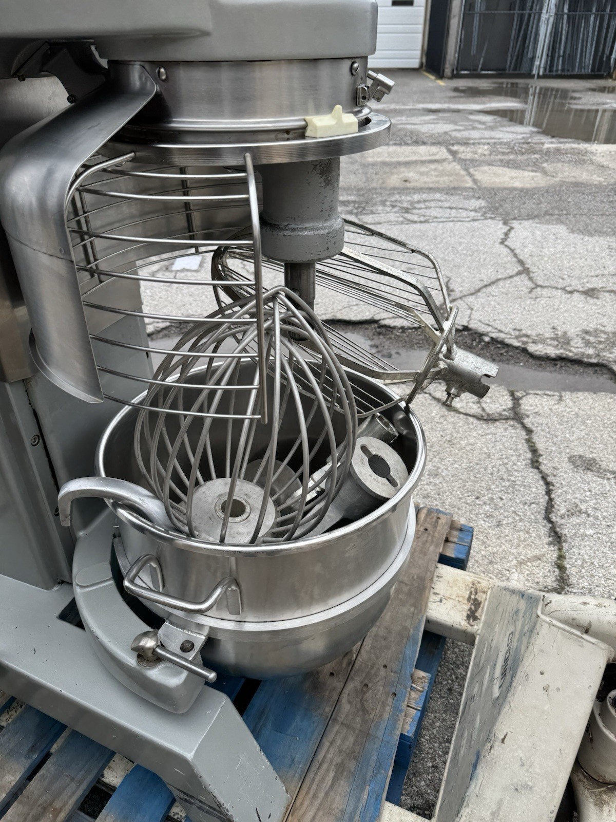 Hobart H600T, 60qt Mixer w/ Attachments & Stainless Steel Bowl 3PH