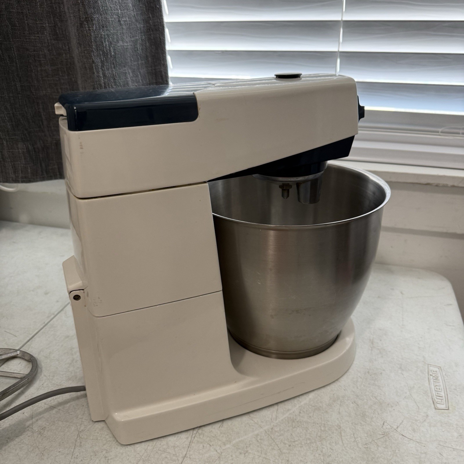 Kenwood Blakeslee Commercial A717 Mixer with Mixing Bowl Whisk Hook & Paddle
