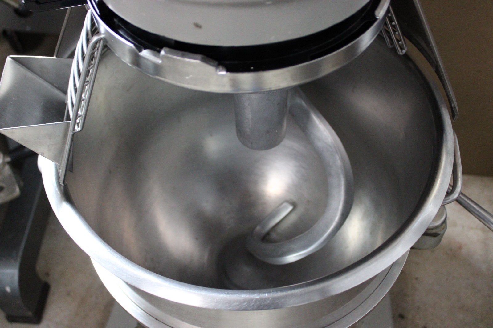 Globe Dough Mixer 30Qt Planetary Floor with Guard and Dough Hook