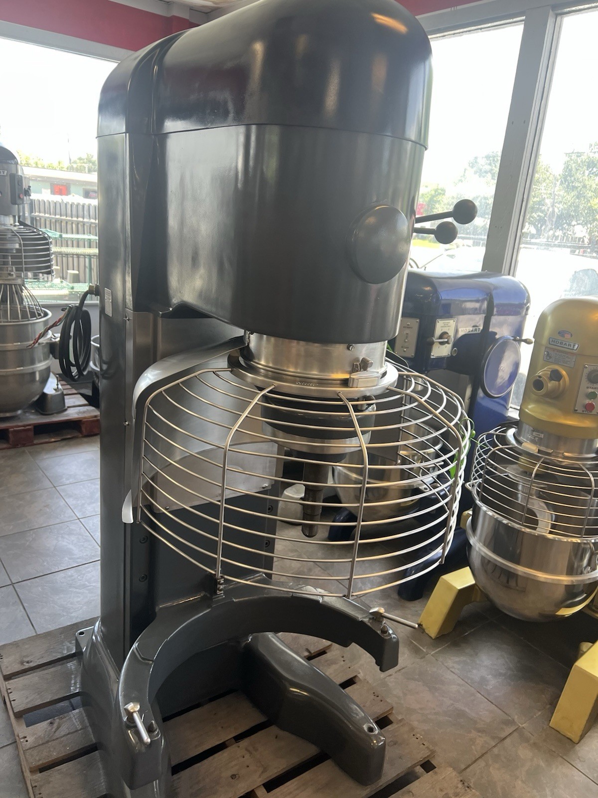 Hobart (V-1401) 140 Quart 4 Speed Bakery Dough Food Mixer With S/S Bowl & Hook