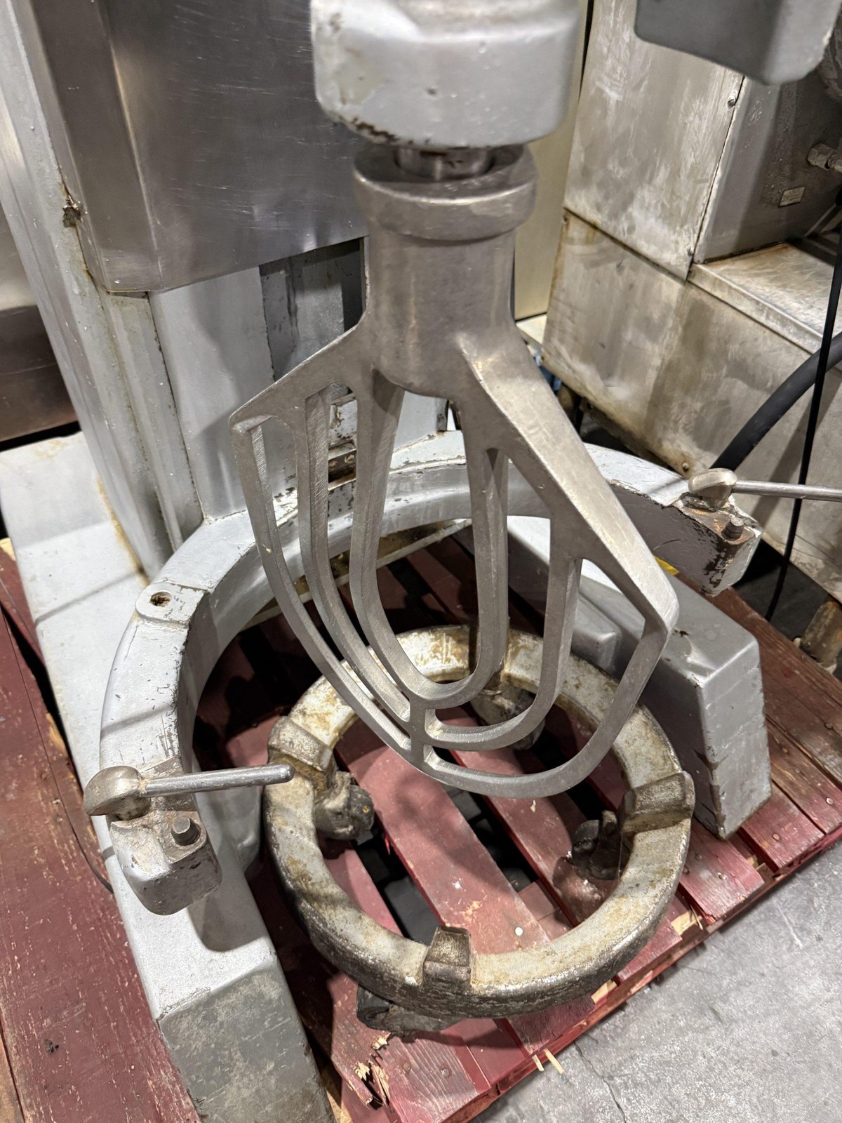 HOBART H600 60 QT BAKERY DOUGH MIXER W/ BOWL DOLLY AND PADDLE ATTACHMENT ONLY