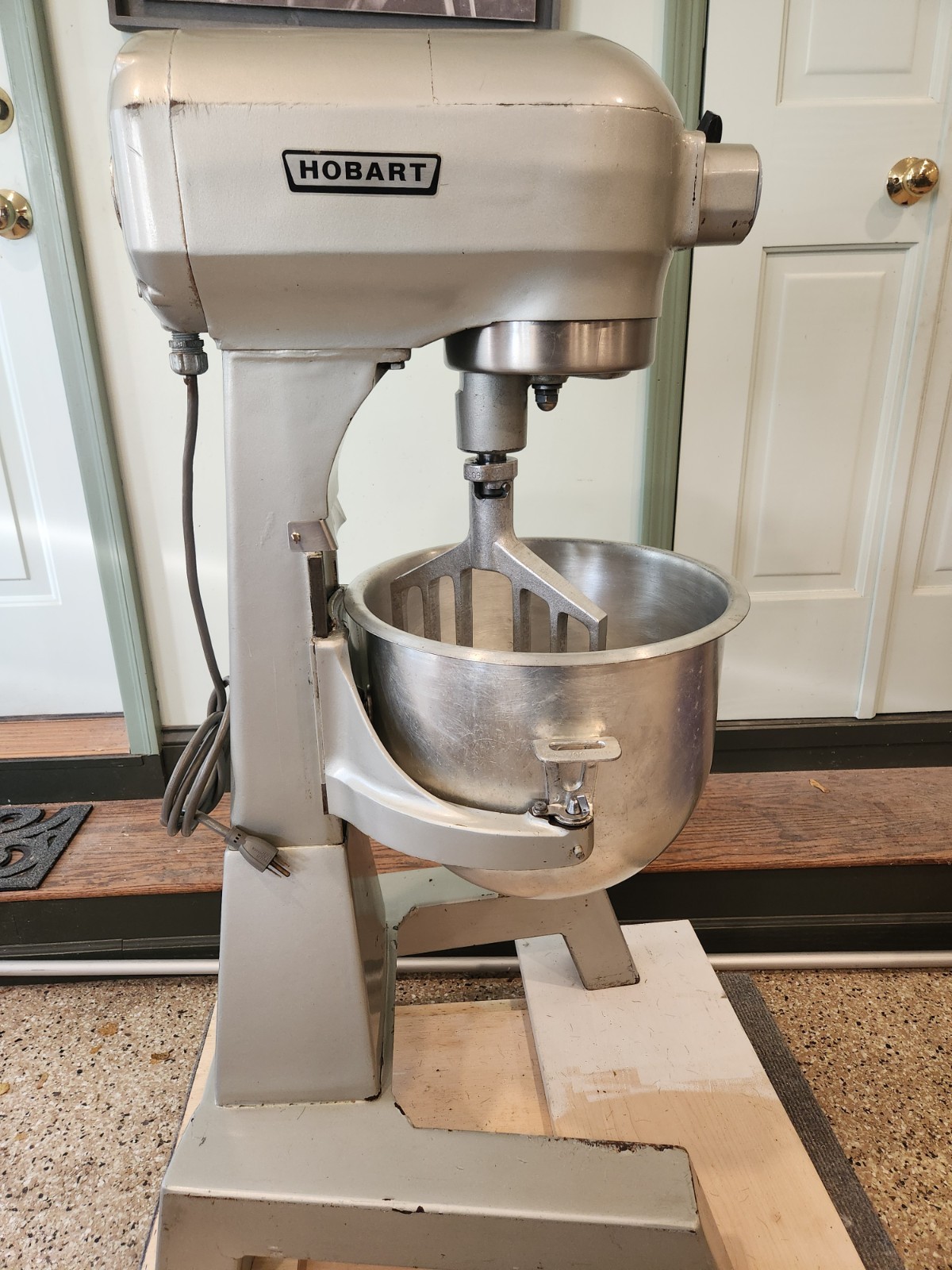 Hobart Classic A-200FT, 20 Quart Floor Mixer, Bowl, Beater & Timer – REFURBISHED