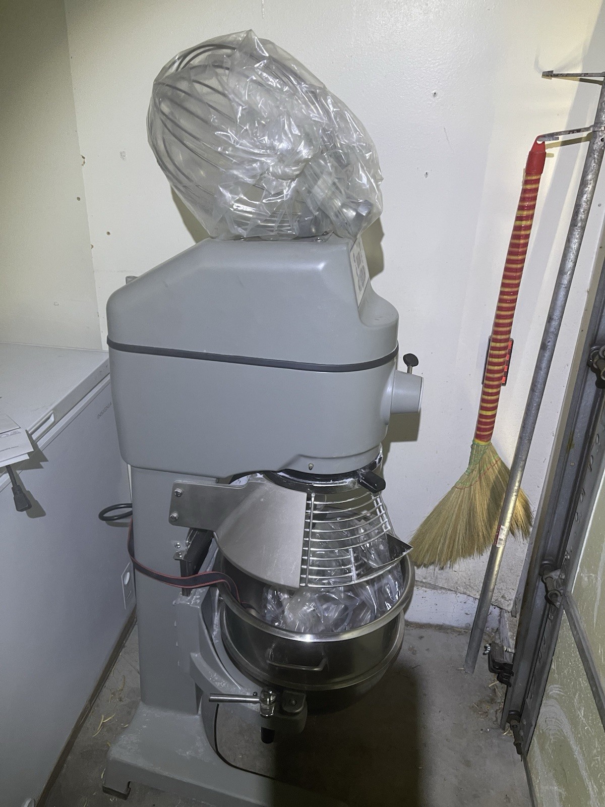 Globe SP30 Planetary Mixer – Comes with Bowl, Paddle, Hook, and Whip!