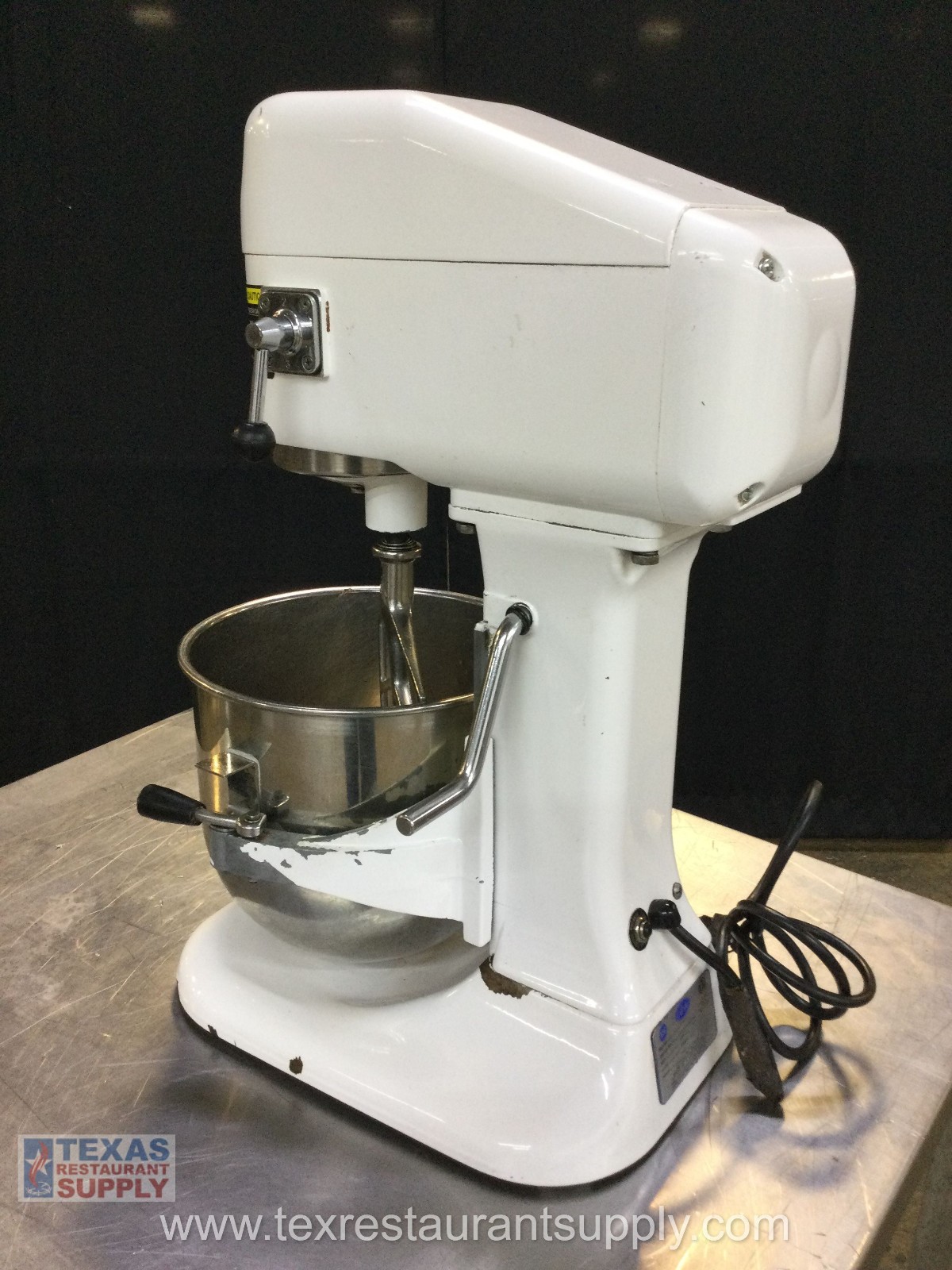 Globe SP8, 8 Qt Countertop Mixer With Bowl 2 Attachment