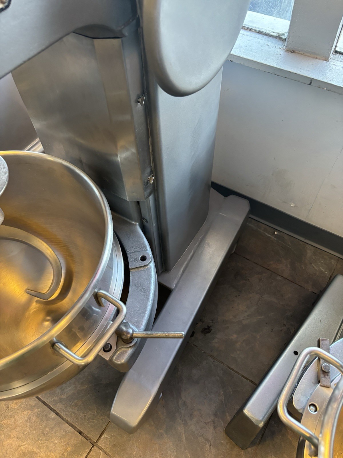 Hobart H-600 60 Qt Mixer 1HP – 1Ph – 230v – New Stainless Bowl And Dough Hook