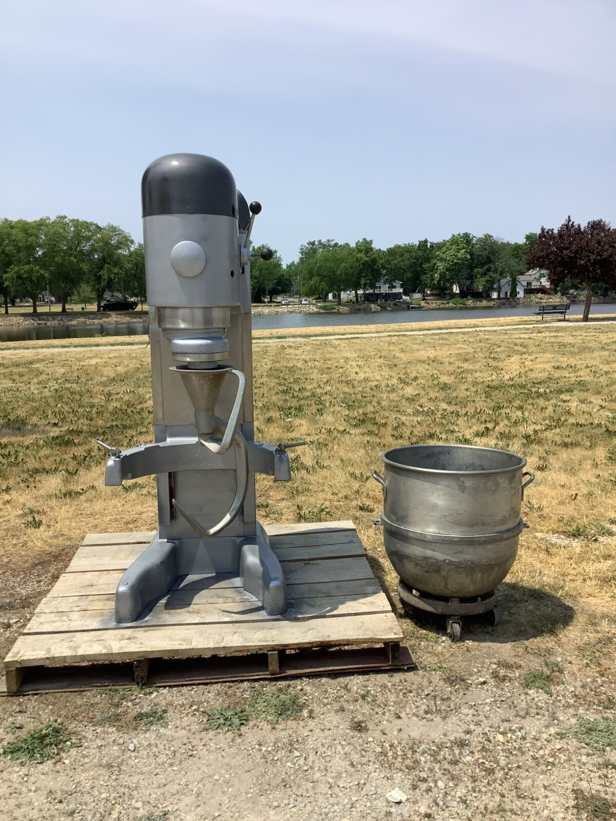 Commercial Mixer 140qt Hobart V1401 Bowl, Cart and Hook 5hp 3ph 200V TESTED