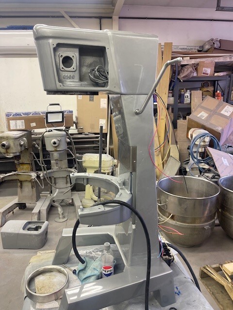 HOBART MIXER 30 Quart D-300T W/ Stainless Bowl, Hook, Whip, Paddle 208 v 3phase