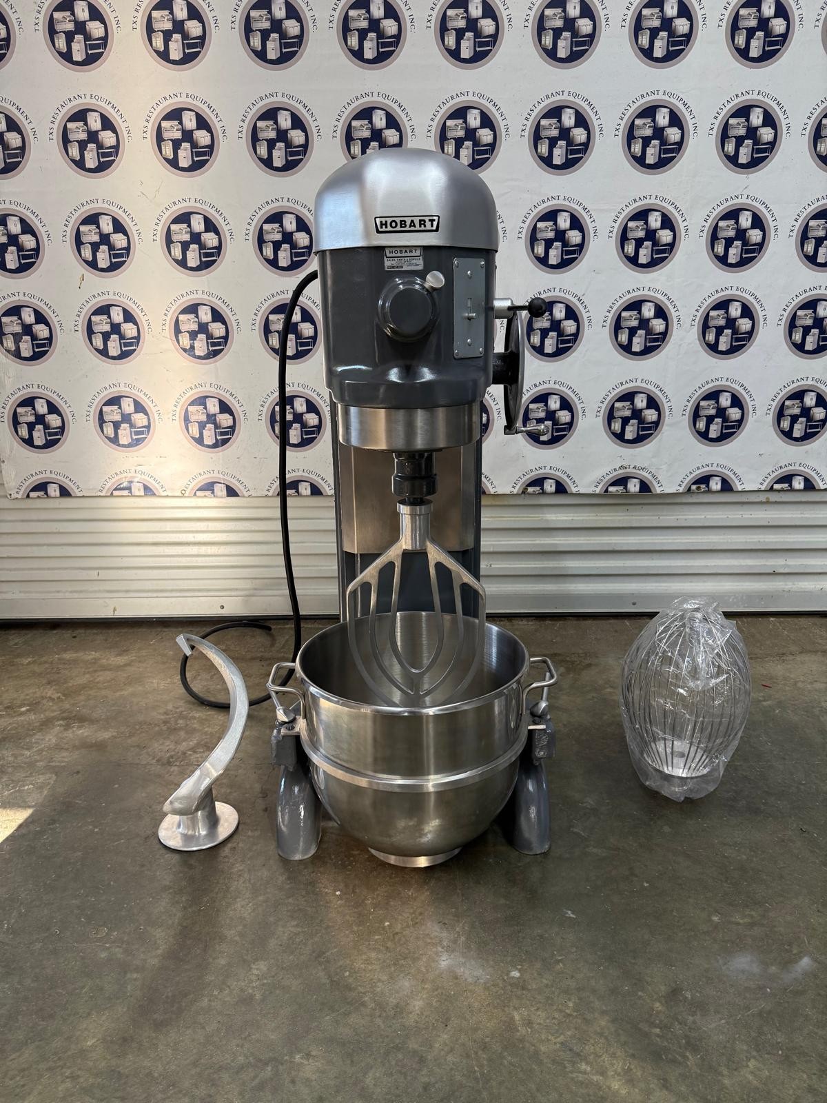 HOBART DOUGH MIXER H-600 60 QTZ { 115 VOLTS } SINGLE PH