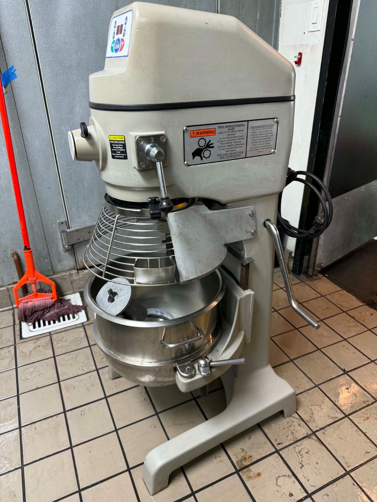 Globe SP30 30 Qt. Planetary Floor Mixer with Guard & Accessories – 120V