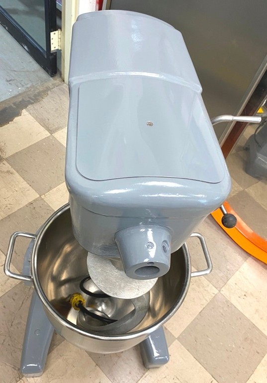 Mixers/ 30 Qt Hobart D-300 w/t 4 Attachments / 1/2 HP Film Attached/115V