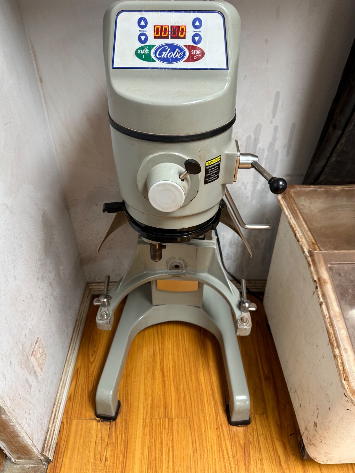 Globe SP30 Mixer Planetary Gear Driven 30 Quart, 115V, 1Ph