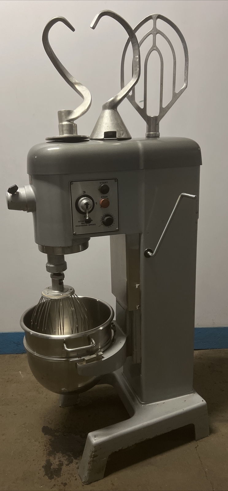Hobart D330- 30-quart Mixer w/ Bowl Whisk, 2 Hooks & Paddle – 208v 3 Phase-Used