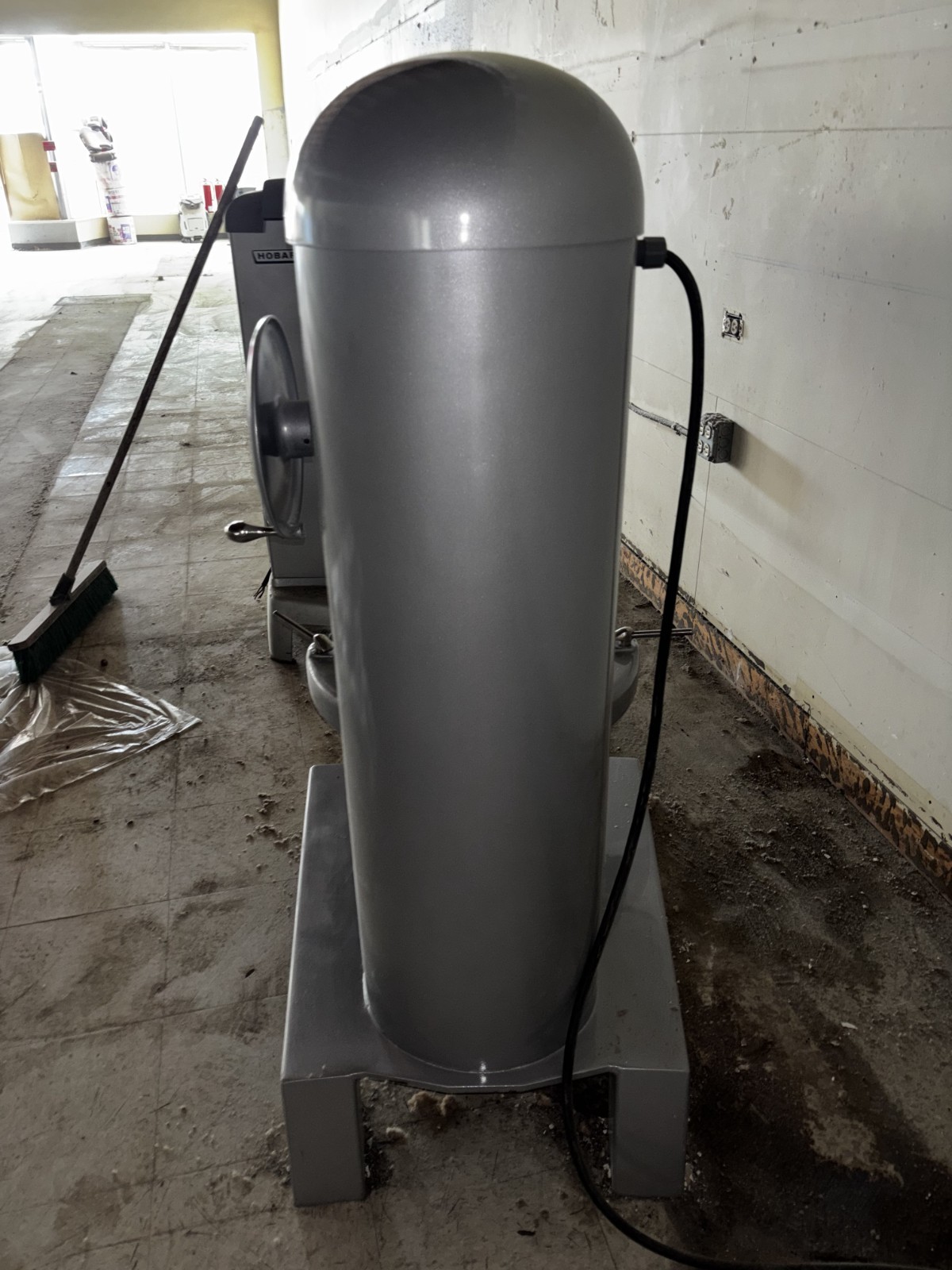 REFURBISHED 60 Quart Hobart H600 Mixer 208V 3 Ph 1.5 HP WITH ATTACHMENTS AND ++
