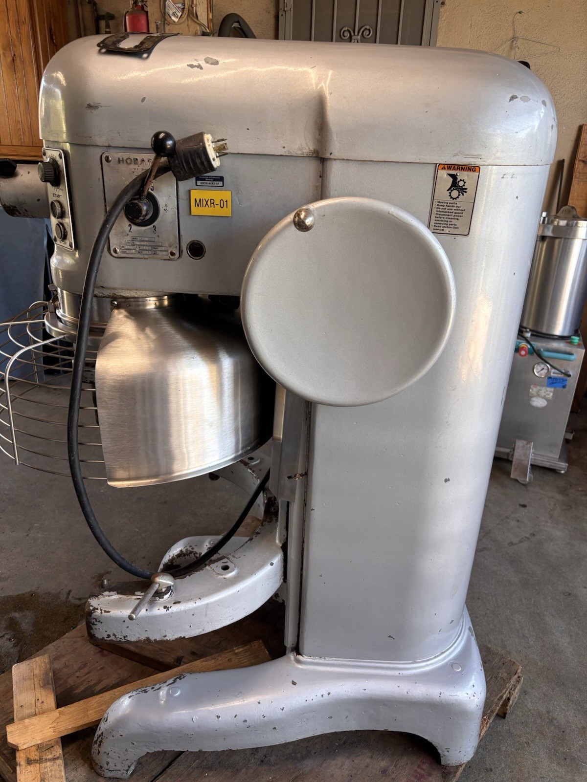HOBART L800 80 Qt Dough Mixer 1.5 HP 208V 3ph W/Grill Guard Only