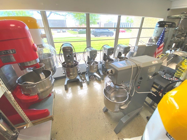 Mixers/ 30 Qt Hobart D-300 w/t 4 Attachments / 1/2 HP Film Attached/115V
