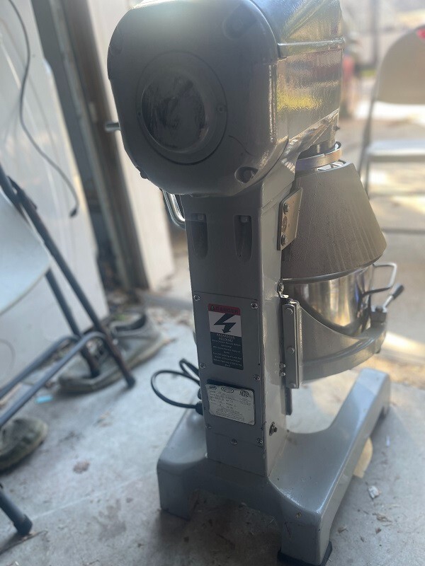 Globe SP20 Mixer w/ 20 quart bowl and 1 Attachment, 110 V – Serial No. 7221940