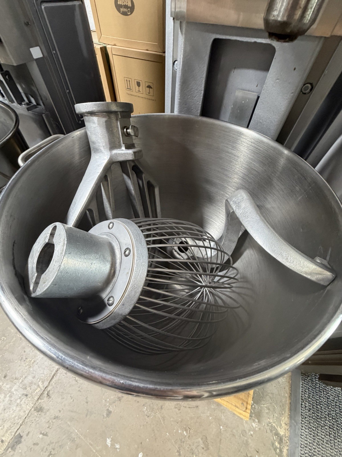 NEW 60 Quart Qt Hobart HL600-1 Legacy Mixer W/Bowl & 3 Attachments 200V Dough