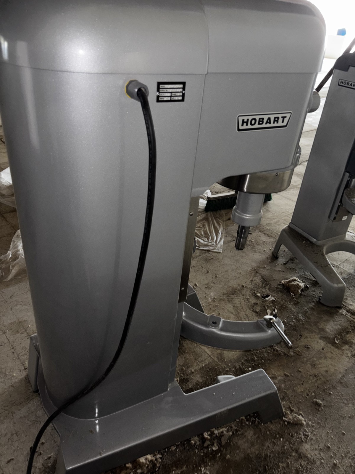 REFURBISHED 60 Quart Hobart H600 Mixer 208V 3 Ph 1.5 HP WITH ATTACHMENTS AND ++