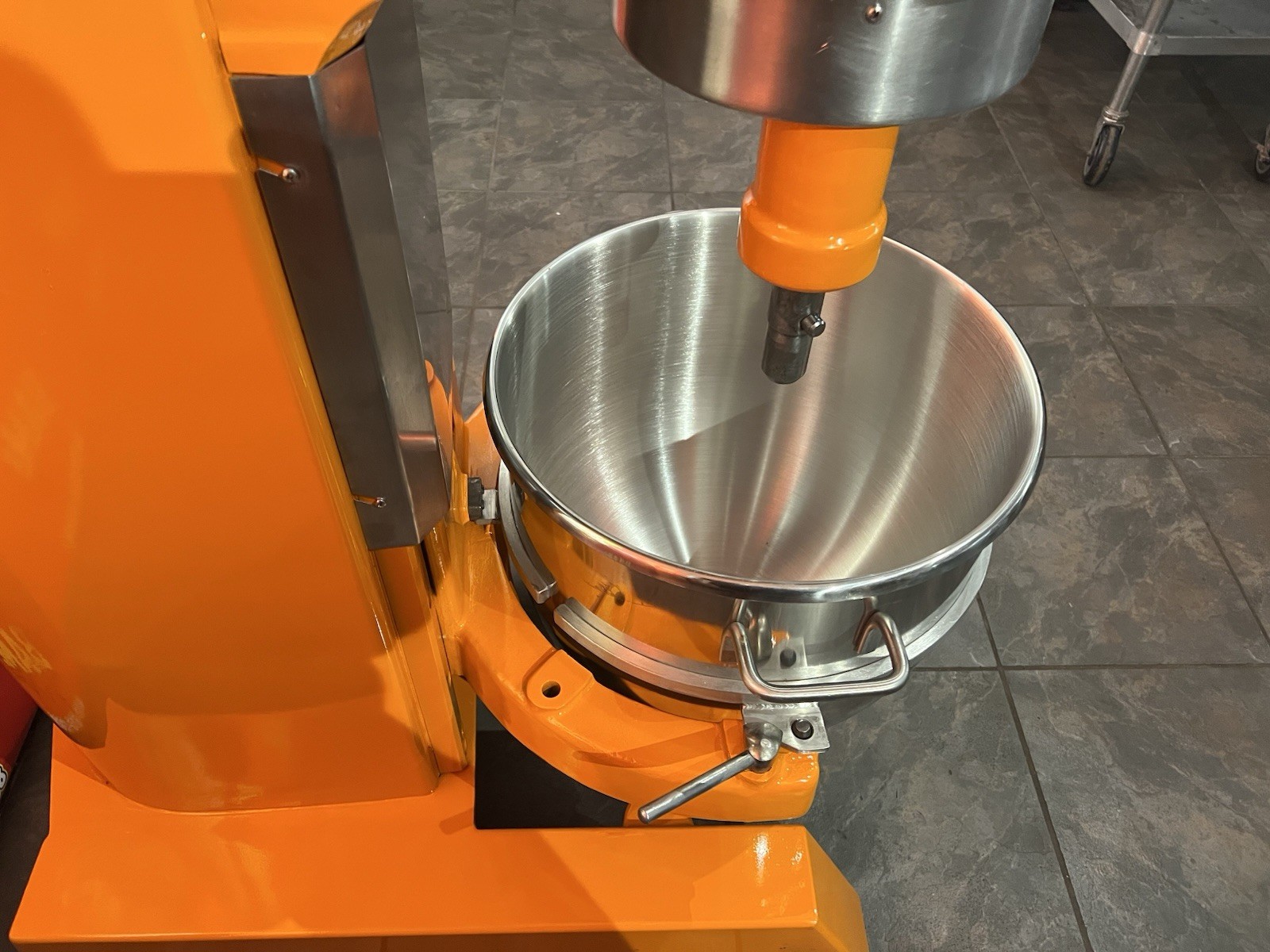 Hobart H-600 60 Qt Mixer 1.HP – 1Ph – 230v – New Stainless Bowl And Dough Hook
