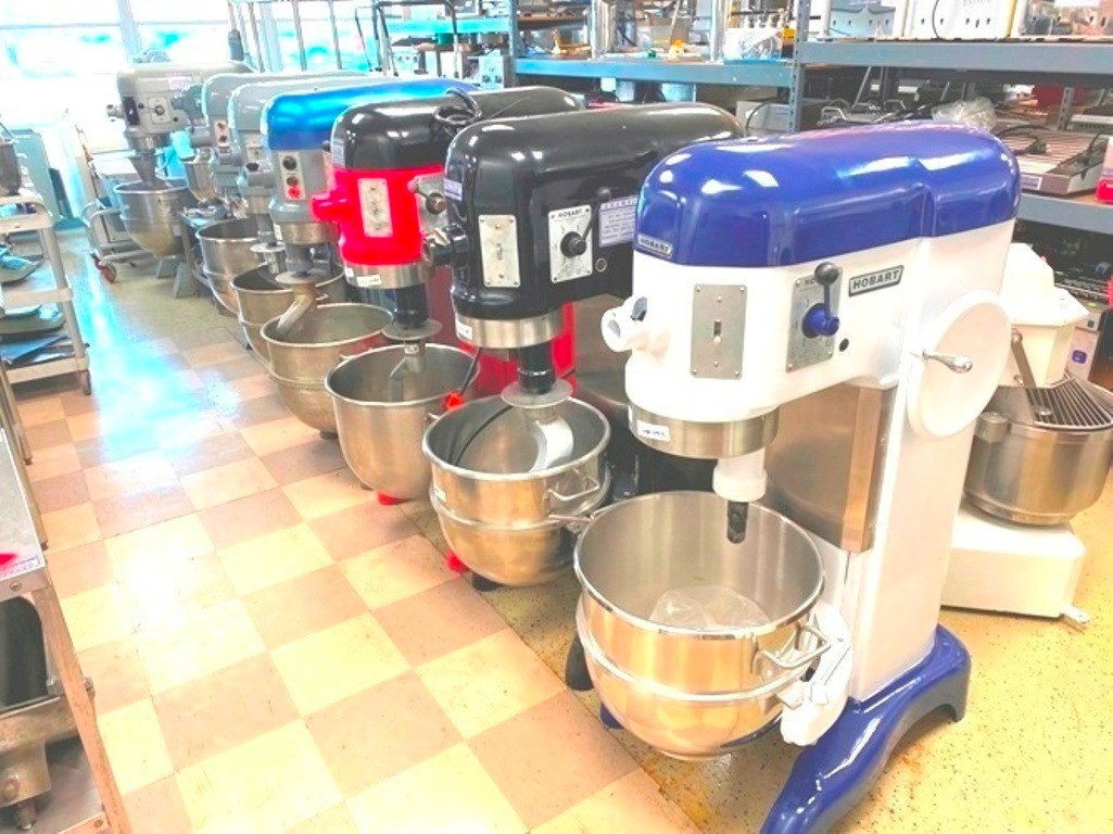 Mixers/ 30 Qt Hobart D-300 w/t 4 Attachments / 1/2 HP Film Attached/115V