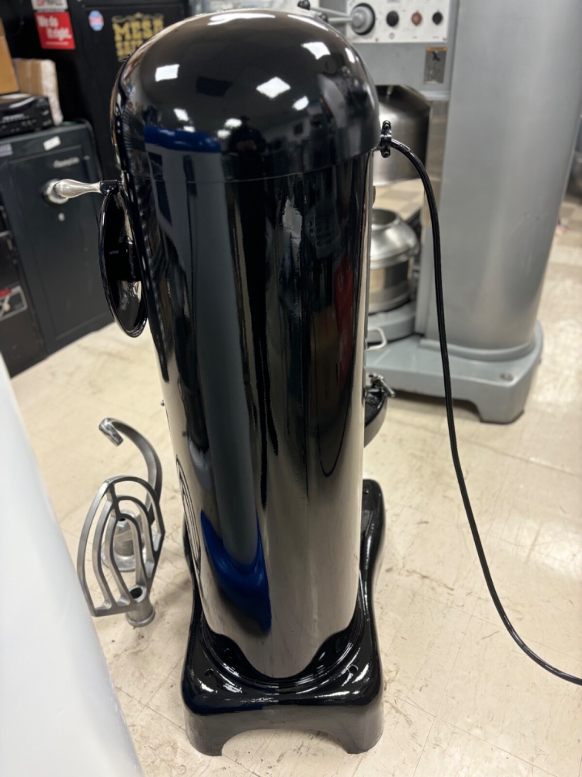 Mixer 60/ Hobart H-600 60 Qt Mixer w/ Attachments/ Single Phase