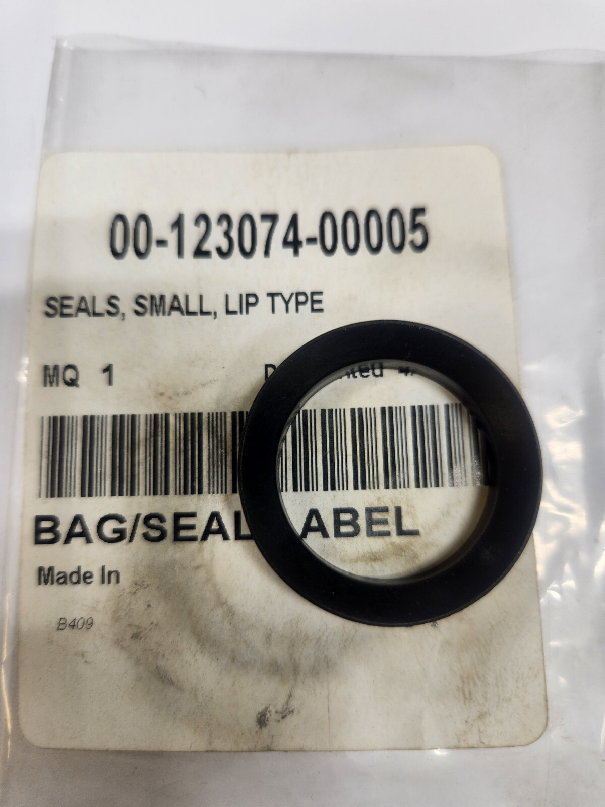 Hobart HCM 300 & HCM 450 00-123074-00005 lid lock handle Seal – Genuine OEM