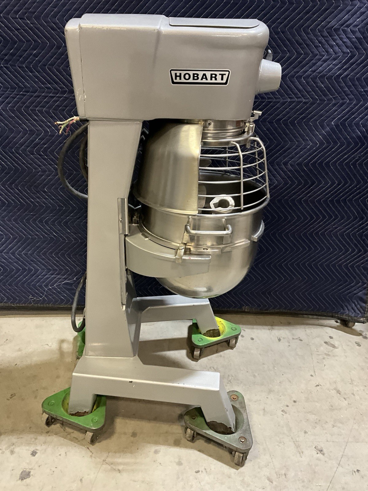 HOBART MIXER 30 Quart D-300T W/ Stainless Bowl, Hook, Paddle 200v 3phase