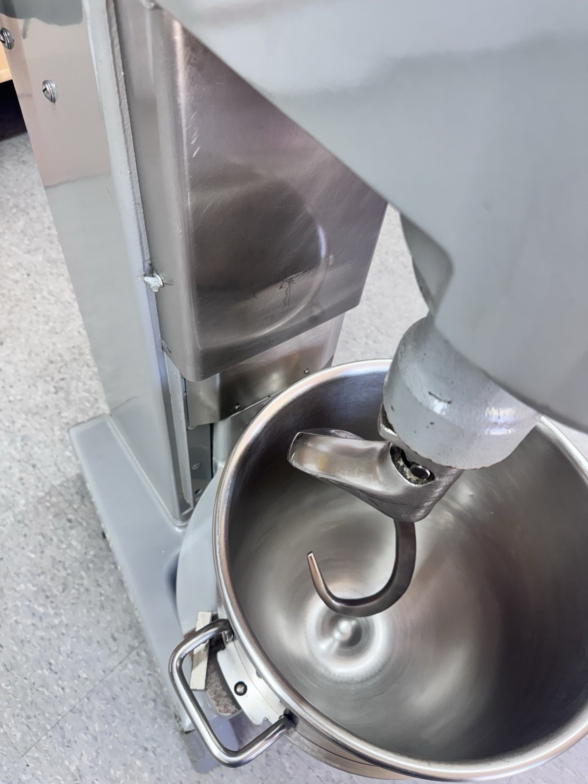 Hobart D340 40 Qt Mixer With 40 Qt SS Bowl & Heavy Duty SS Hook 1.5 HP 3 PH 208V