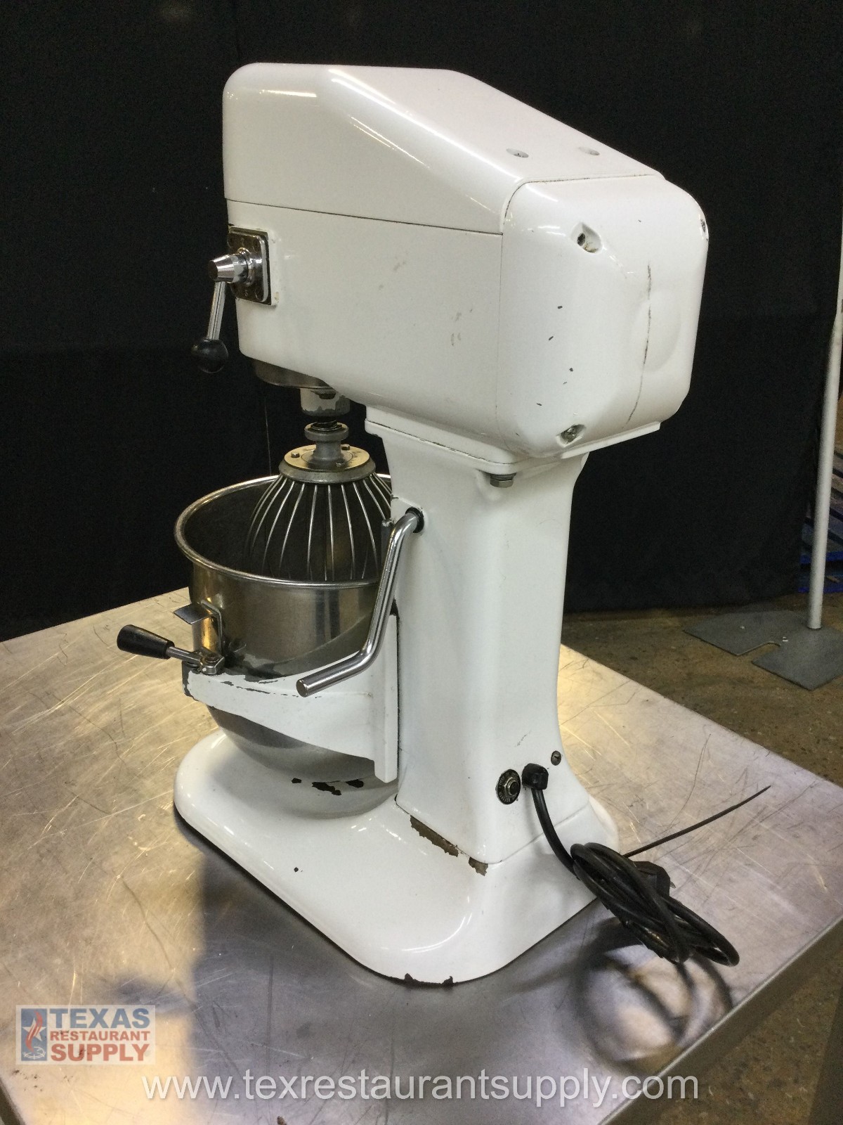 Globe SP8, 8 Qt Countertop Mixer With Bowl 2 Attachment