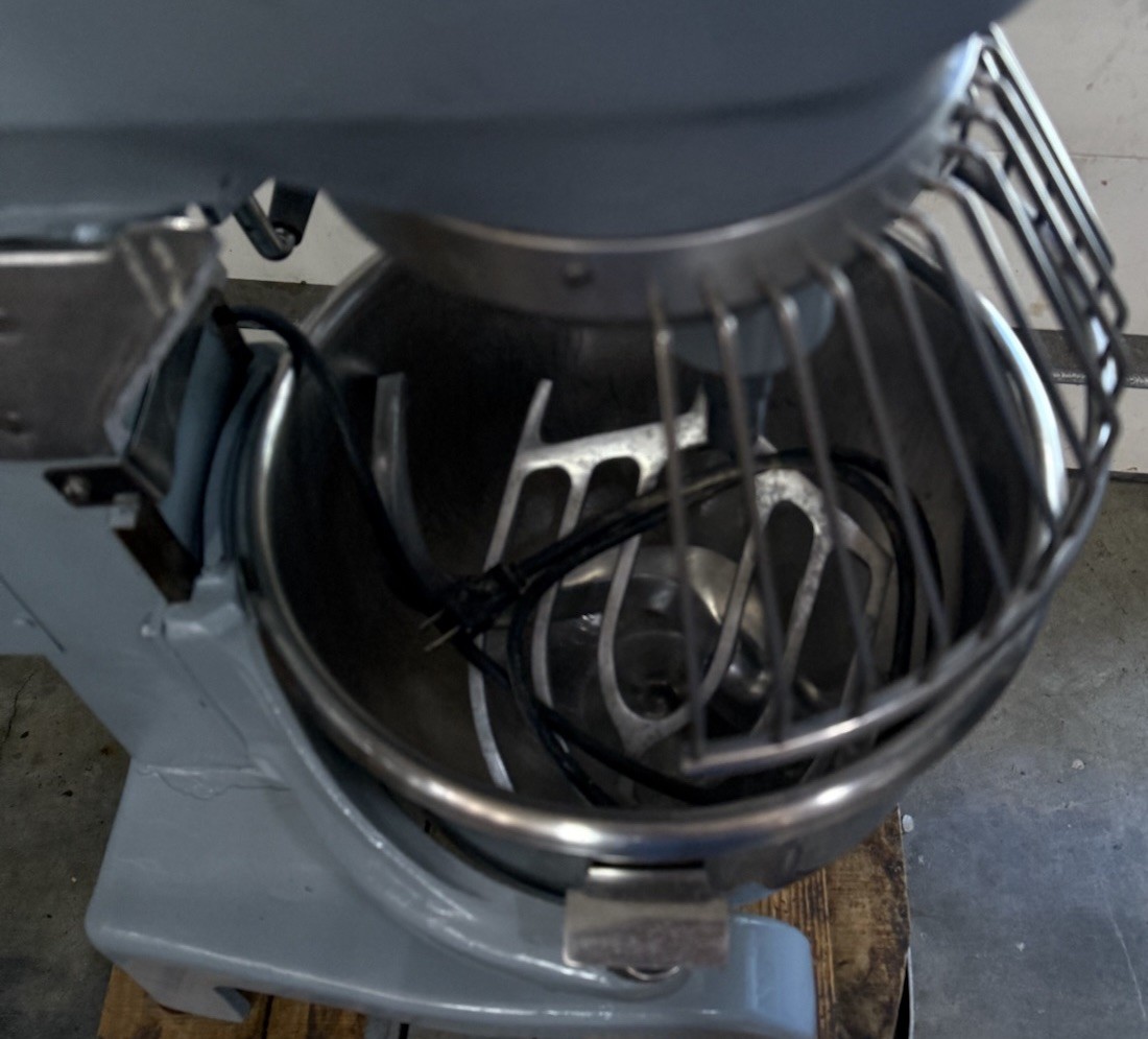 THUNDERBIRD ARM-02 20-QUART HEAVY DUTY MIXER. WITH BOWI, BEATER & DOUGH HOOK