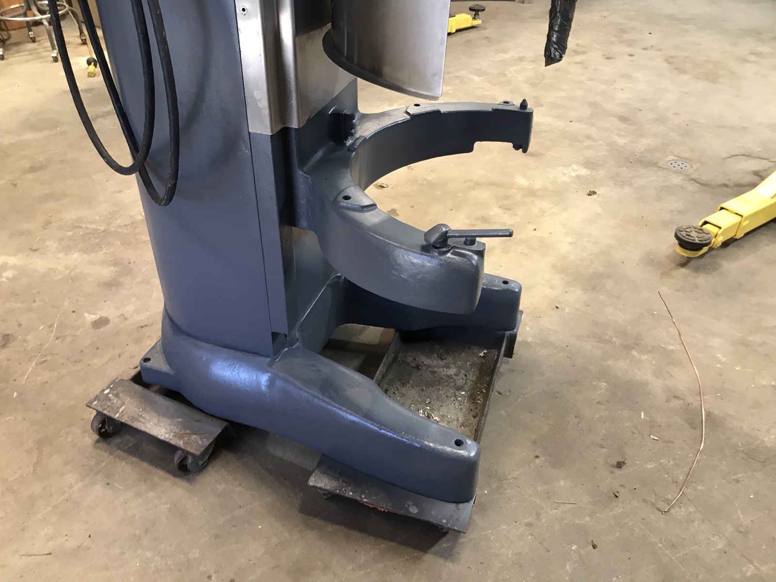 Hobart V1401 140 Qt Bakery Restaurant Dough Mixer With Some Attachments