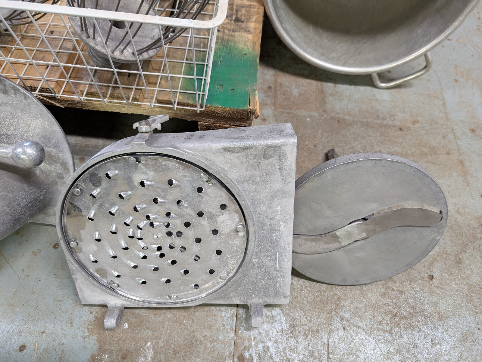 Hobart D-300 Mixer w/ 3 Bowls Hook 2 Whips 2 Paddles Pelican Head & Meat Grinder