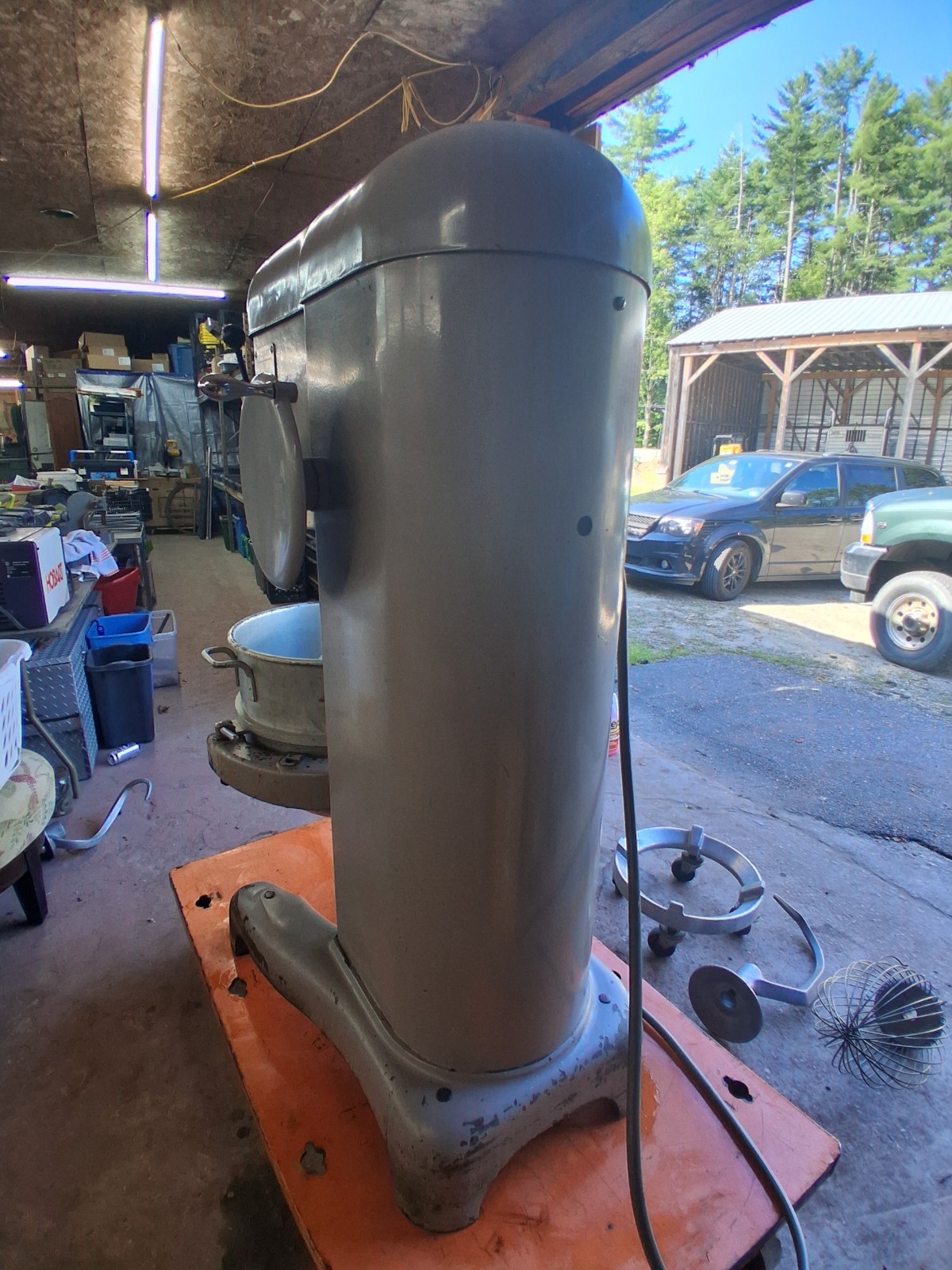 HOBART H600 T MIXER 60 QUART 3 PHASE 1 HP W/ ATTACHMENTS & DOLLY
