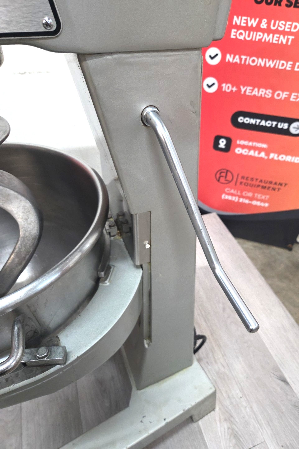 HOBART D300T 30QT MIXER W/ HOOK, WHIP, PADDLE,TIMER, BOWL – 1 Phase – WATCH VID!
