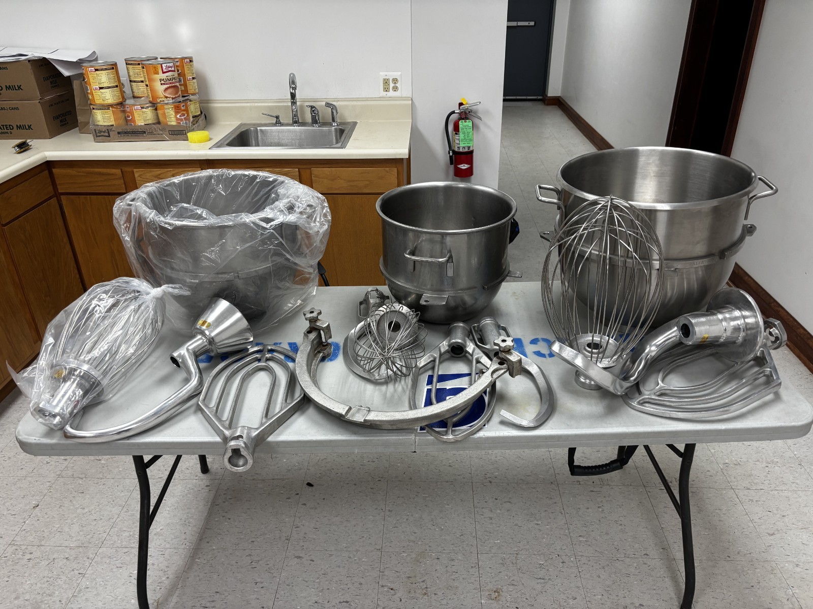 REFURBISHED 60 Quart Hobart H600 Mixer 208V 3 Ph 1.5 HP WITH ATTACHMENTS AND ++