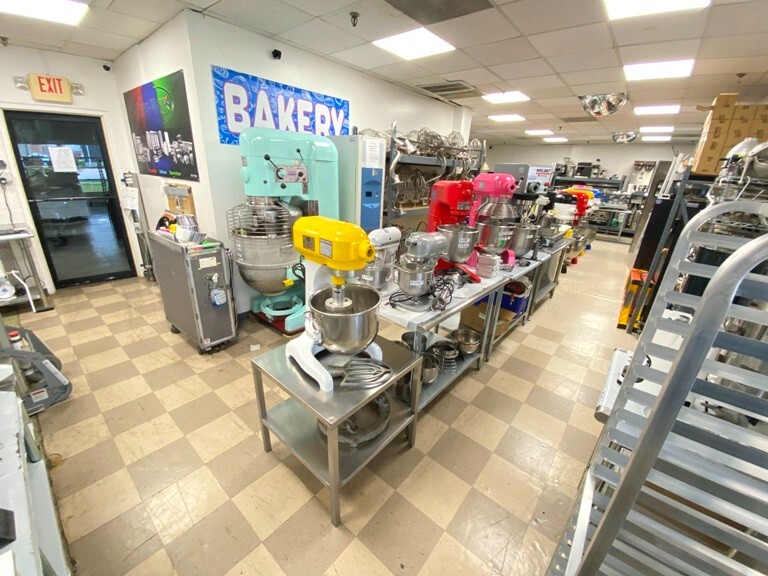 Mixers/ 30 Qts. UNIVEX Model SRM30 / 30 qt/ 4 Attachments / 4 Speed 115V