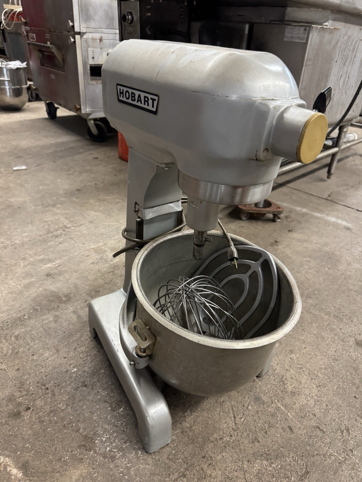 Hobart A200 20 Qt Countertop Planetary Mixer w/Bowl, Beater, & Whisk -120v QUIET