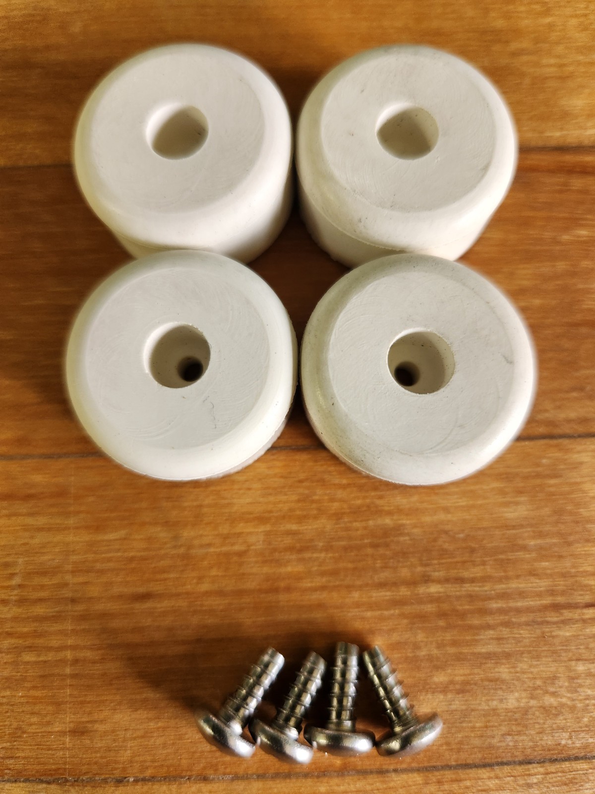 Hobart N50 Rubber Feet Kit of 4 + Screws, Parts 00-271650 and SD-008-43 – NEW