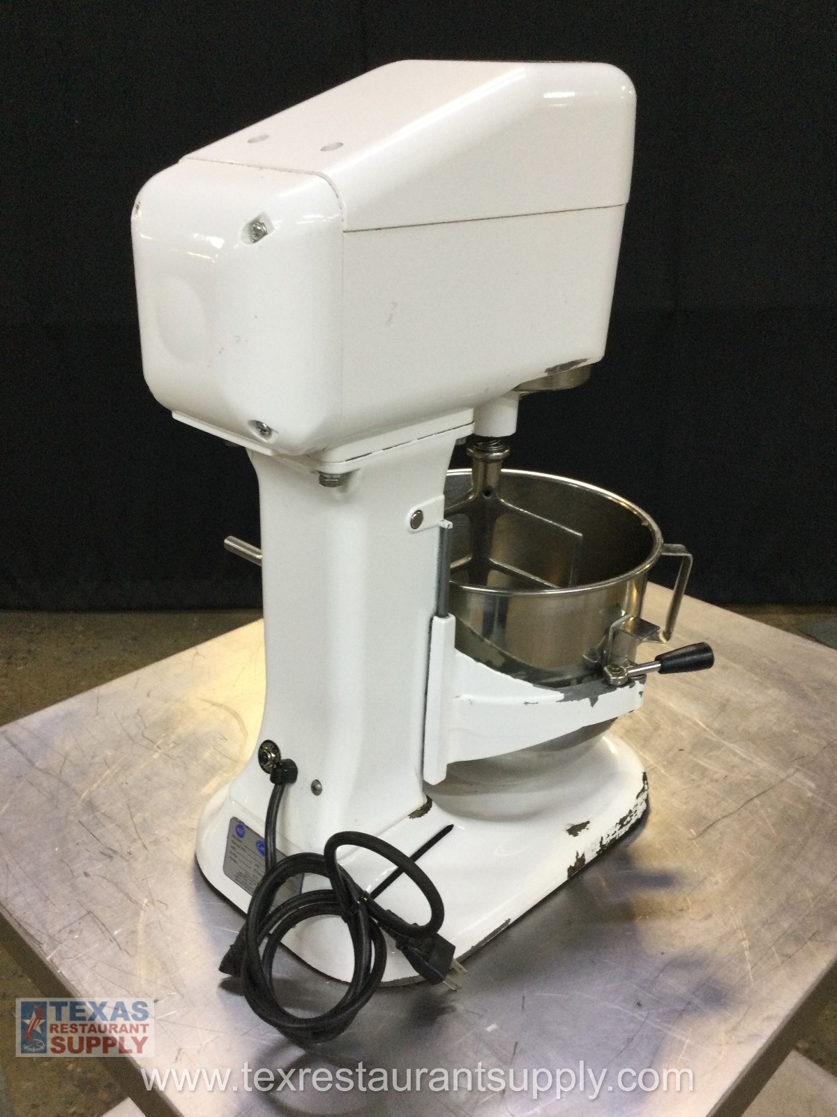Globe SP8, 8 Qt Countertop Mixer With Bowl 2 Attachment