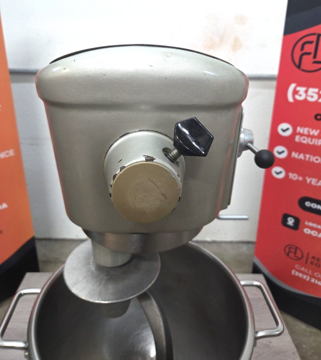HOBART D300T 30QT MIXER W/ HOOK, WHIP, PADDLE,TIMER, BOWL – 1 Phase – WATCH VID!