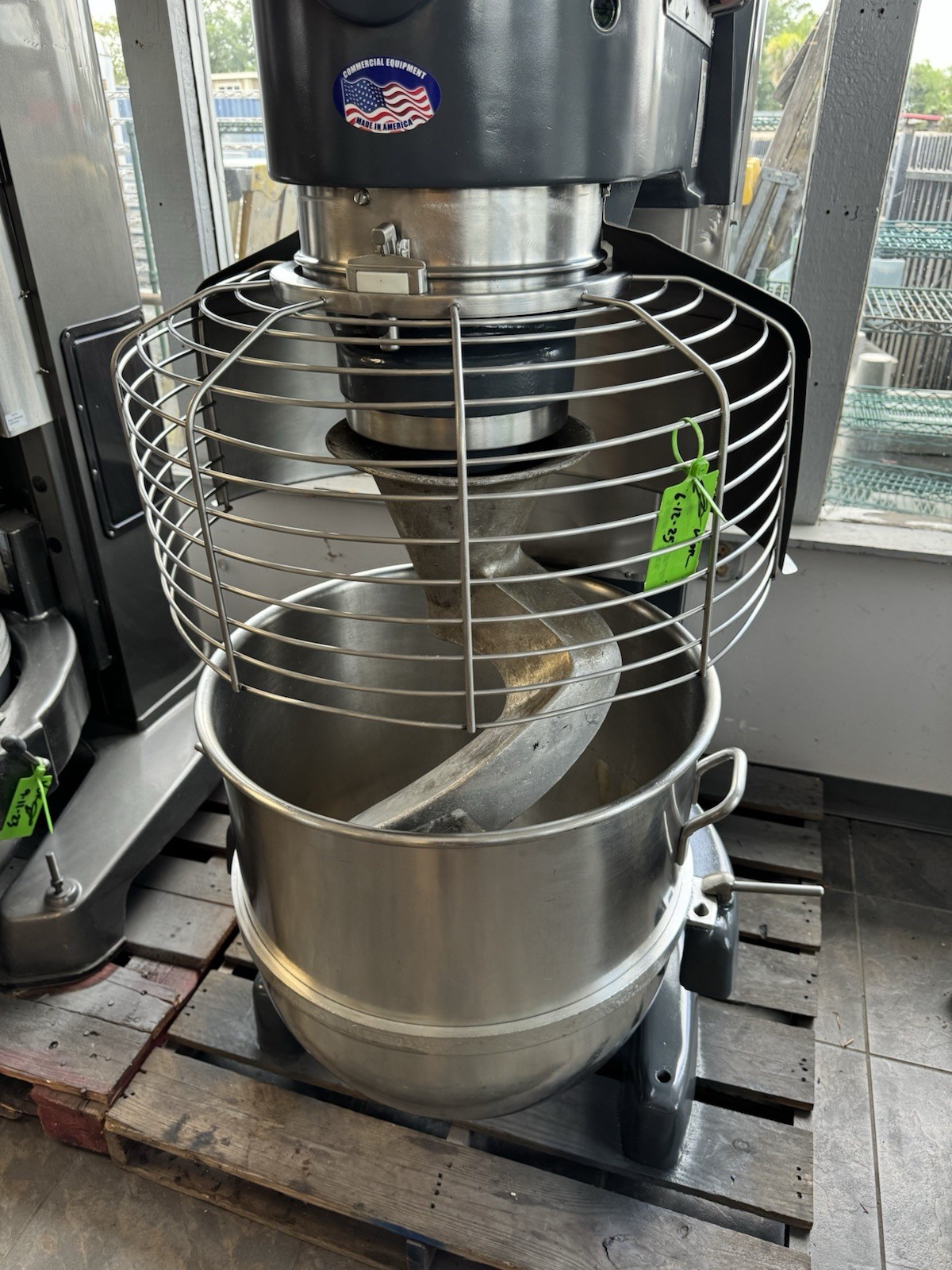 Hobart (V-1401) 140 Quart 4 Speed Bakery Dough Food Mixer With S/S Bowl & Hook