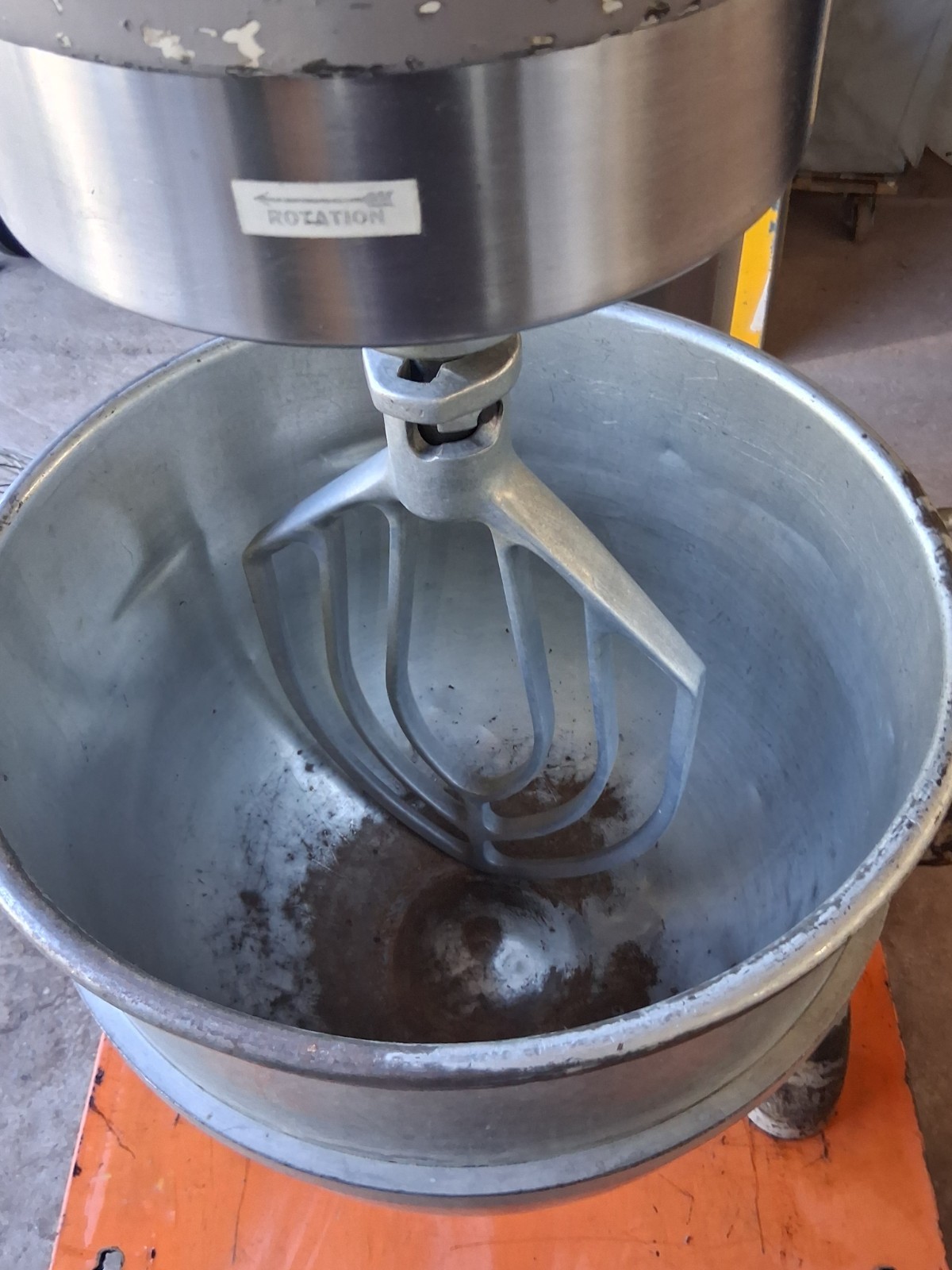 HOBART H600 T MIXER 60 QUART 3 PHASE 1 HP W/ ATTACHMENTS & DOLLY
