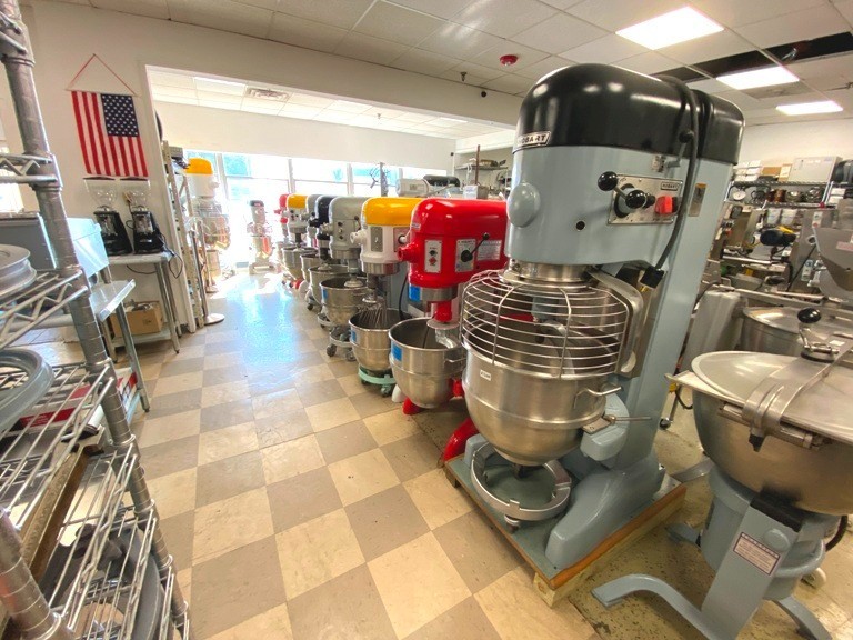 Mixers/ 30 Qts. UNIVEX Model SRM30 / 30 qt/ 4 Attachments / 4 Speed 115V