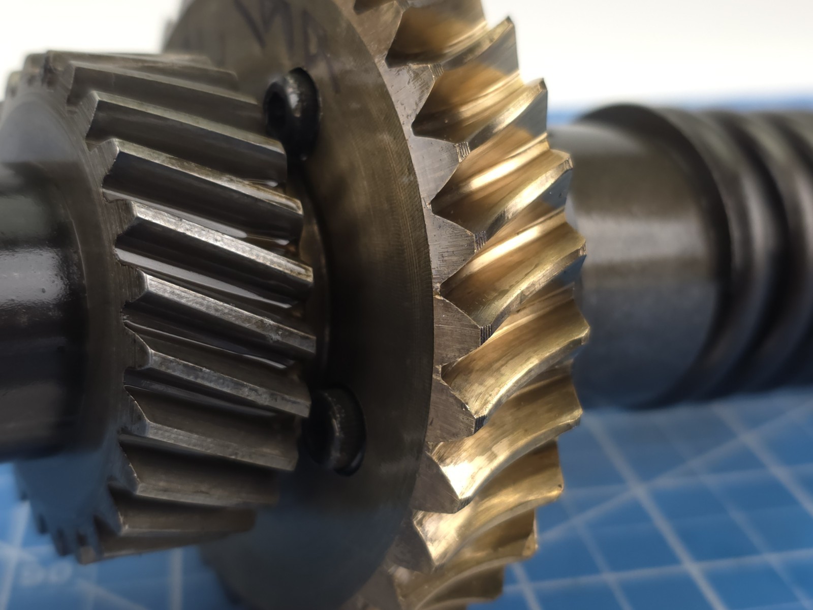Hobart 60 qt H600 Mixer – Worm Gear Shaft assembly as shown. Excellent Cond